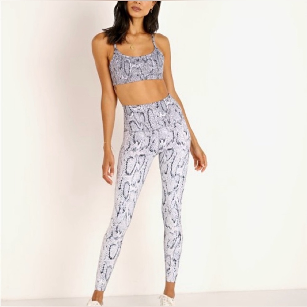 Beyond Yoga snake print high waisted midi leggings size small inseam 24.5”